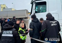 У Чернівецькій області правоохоронці викрили буковинця, який хотів перевести через кордон  чоловіка, приховавши у спальному відсіку вантажівки