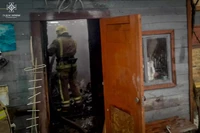 Сумська область: рятувальники оперативно приборкали загоряння господарчої споруди на декілька господарів