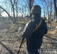 В Нікополі внаслідок російського обстрілу постраждало двоє молодиків: правоохоронці евакуювали тяжкопораненого та передали медикам