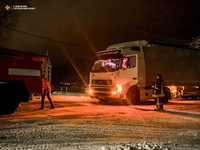 Тернопільський район: рятувальники відбуксирували на проїжджу частину легковий автомобіль