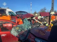 Червоноградський район: рятувальники вивільнили жінку із деформованого внаслідок ДТП автомобіля