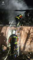 У Берегові рятувальники ліквідували пожежу в господарській будівлі
