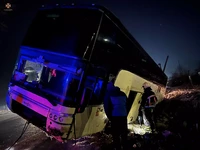 Хустські рятувальники допомогли відбуксирувати постраждалий у ДТП автобус