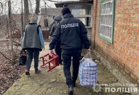 Запорізькі поліцейські евакуювали з Гуляйполя двох жінок, будинок яких обстріляли російські військові