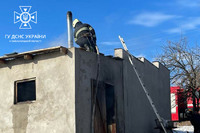 Житлові будинки, господарчі споруди та гараж: за добу на Хмельниччині вогнеборці ліквідували 4 пожежі