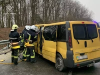 Самбірський район: рятувальники деблокували чоловіка затиснутого внаслідок ДТП автомобілів "OPEL VIVARO" та "Mitsubishi L-200"