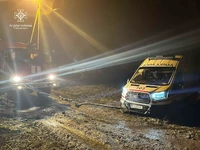 Львівський район: рятувальники відбуксирували автомобіль швидкої що загруз по дорозі на виклик