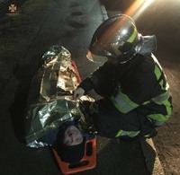 Київська область: рятувальники дістали чоловіка з переливного колодязя дамби
