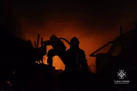 У Дніпрі рятувальники ліквідували пожежу на території складських приміщень