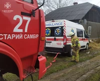 Рятувальники Львівщини двічі допомагали буксирувати автомобілі швидкої допомоги