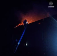 Вогнеборці ліквідували пожежу житлового будинку та поруч розташованої будівлі в Надвірнянському районі