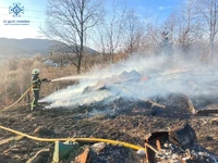 В Надвірнянському районі вогнеборці ліквідували пожежу господарського комплексу та сухої трави