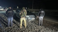 Double trouble: біля кордону зі Словаччиною виявили викрадений автомобіль, яким їхав пособник незаконного трансферу осіб через держрубіж