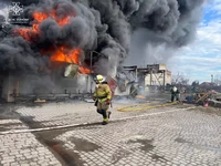 Рятувальники ліквідовують пожежу складського приміщення у місті Коломия