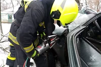Дніпровський район: рятувальники деблокували пасажира без ознак життя та водія з понівеченого автомобіля внаслідок ДТП
