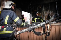 Рятувальники ліквідували пожежу в торгівельних павільйонах