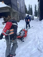 Гірські рятувальники транспортували до травмпункту лижника