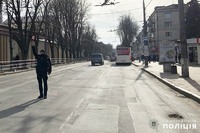 У Хмельницькому слідчі встановлюють обставини ДТП, в якій постраждала пасажирка тролейбуса