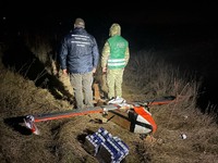 (ВІДЕО) На Закарпатті прикордонники вилучили безпілотний літак, який використовувався для контрабанди сигарет в Румунію