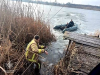 Кременчуцький район: рятувальники врятували чоловіка який провалився під кригу.
