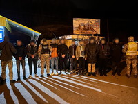 (ВІДЕО) Групу порушників на двох автомобілях затримали прикордонники неподалік кордону з Молдовою