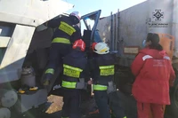 Дніпровський район: співробітники ДСНС деблокували дитину з пошкодженого внаслідок ДТП автомобіля