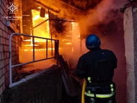 Шосткинський район: рятувальники ліквідували масштабну пожежу в житловому секторі, яку спричинив ворожий удар