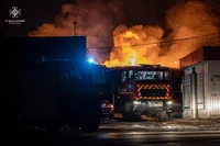 М. Суми: рятувальники ліквідували масштабне загоряння нежитлової будівлі