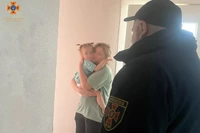 В місті Костопіль рятувальники допомогли відчинити вхідні двері квартири де перебувала малолітня дитина