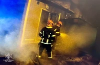 Рятувальники ліквідували пожежу в металевому гаражі