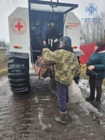 Рятувальники та Червоний Хрест продовжують надавати допомогу громадянам, які опинилися в зоні підтоплення