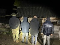 (ВІДЕО) Двох житомирян, які збиралися потай потрапити у Румунію, виявили прикордонники в закинутій будівлі
