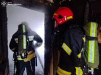 На пожежі житлового будинку вогнеборці врятували чоловіка та дівчинку