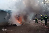 М. Кривий Ріг: вогнеборці ліквідували пожежу в гаражі з легковиком всередині