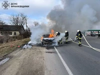 Вогнеборці ліквідували пожежу автомобіля в місті Калуш