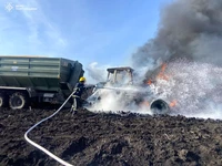 Полтавський район: вогнеборці загасили пожежу в тракторі