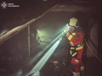 М. Чернівці: рятувальники ліквідували пожежу на ринку та врятували двох працівників