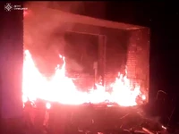 Охтирський район: рятувальники ліквідували наслідки ворожого удару, який призвів до виникнення пожежі в житловому секторі