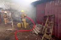 Полтавський район: загорання сухої рослинності призвело до пожежі у приватному домоволодінні