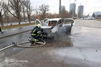 М. Дніпро: вогнеборці загасили палаючий легковик