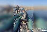 Поліцейські Полтавщини викрили браконьєра на воді: у правопорушника вилучили човен, сітки та рибу