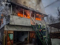 М. Шостка: рятувальники приборкали масштабну пожежу в житловому секторі