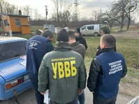 На Буковині викрито прикордонника, який за хабар погодився посприяти переправленню через кордон чоловіка призовного віку
