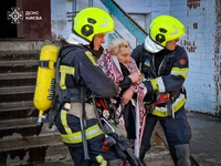 Вогнеборці евакуювали під час пожежі жінку з квартири