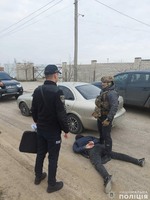 Продавав вибухові речовини та бойові припаси: поліцейські затримали мешканця Запоріжжя за збут озброєння на території Миколаєва