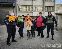Ховалися у погребі: запорізькі поліцейські евакуювали багатодітні родини з обстрілюваного Приморського