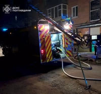 Полтава: рятувальники ліквідували пожежу в багатоквартирному житловому будинку