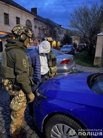 У Мукачеві поліцейські зі спецпризначенцями затримали раніше судимого наркоторговця