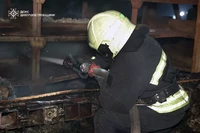 Дніпровський район: вогнеборці ліквідували пожежу у виробничій будівлі