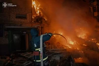 М. Суми: рятувальники ліквідовують наслідки нічного ворожого удару, нанесеного по п'ятиповерховому житловому будинку